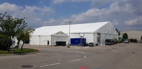 Gro�zelt hoch - Breite: 30 m - Seitenh�he: 4 m - Firsth�he: 8,98 m
