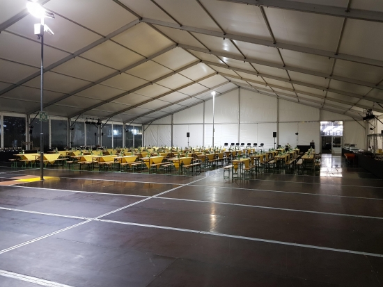 Gro�zelt hoch - Breite: 30 m - Seitenh�he: 4 m - Firsth�he: 8,98 m