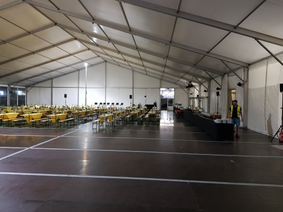 Gro�zelt hoch - Breite: 30 m - Seitenh�he: 4 m - Firsth�he: 8,98 m