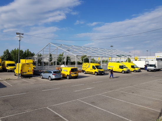Gro�zelt hoch - Breite: 30 m - Seitenh�he: 4 m - Firsth�he: 8,98 m