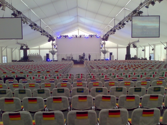 Gro�zelt hoch - Breite: 30 m - Seitenh�he: 4 m - Firsth�he: 8,98 m