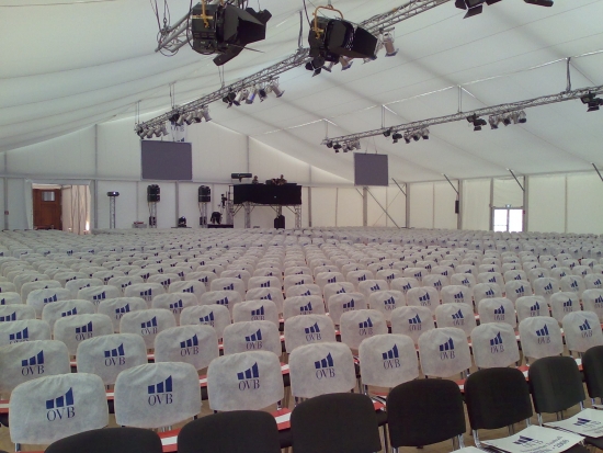 Gro�zelt hoch - Breite: 30 m - Seitenh�he: 4 m - Firsth�he: 8,98 m