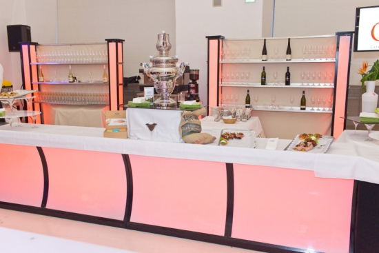 Buffet mit LED-Beleuchtung und Plexifront, 2 lfm