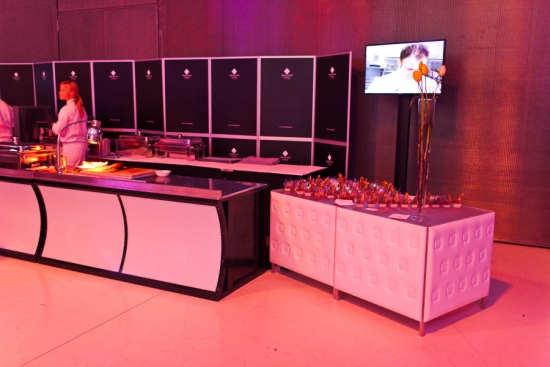 Buffet mit LED-Beleuchtung und Plexifront, 2 lfm