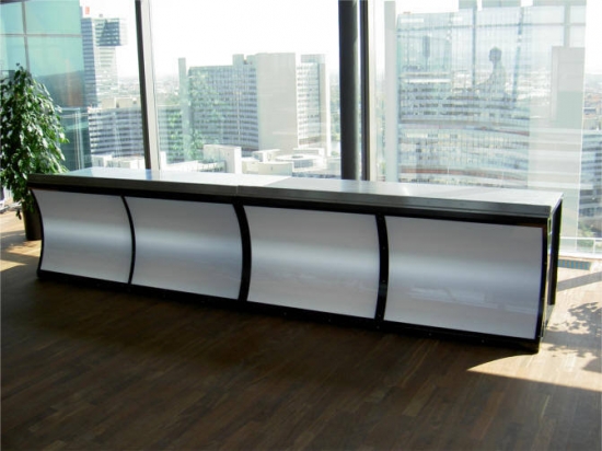 Buffet mit LED-Beleuchtung und Plexifront, 2 lfm