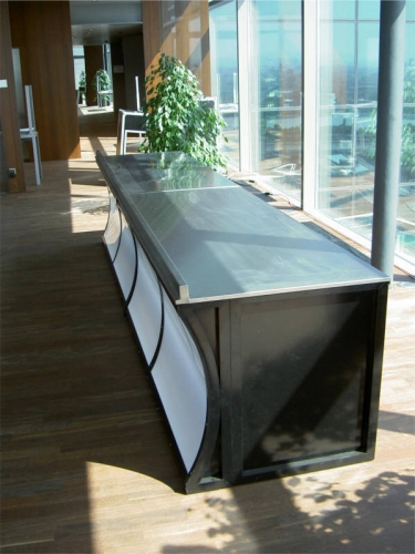 Buffet mit LED-Beleuchtung und Plexifront, 2 lfm