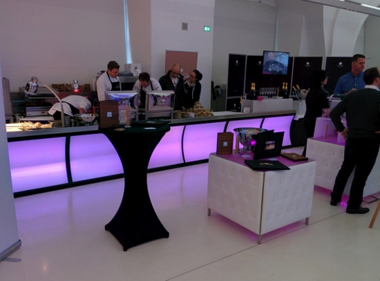 Buffet mit LED-Beleuchtung und Plexifront, 2 lfm