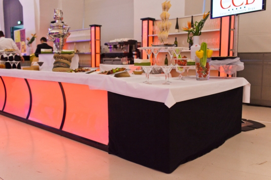 Buffet mit LED-Beleuchtung und Plexifront, 2 lfm