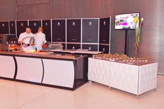 Buffet mit LED-Beleuchtung und Plexifront, 2 lfm
