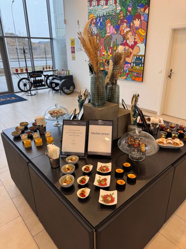 Buffetw�rfel - Front: glatt - Farbe: schwarz - Top: schwarze Platte