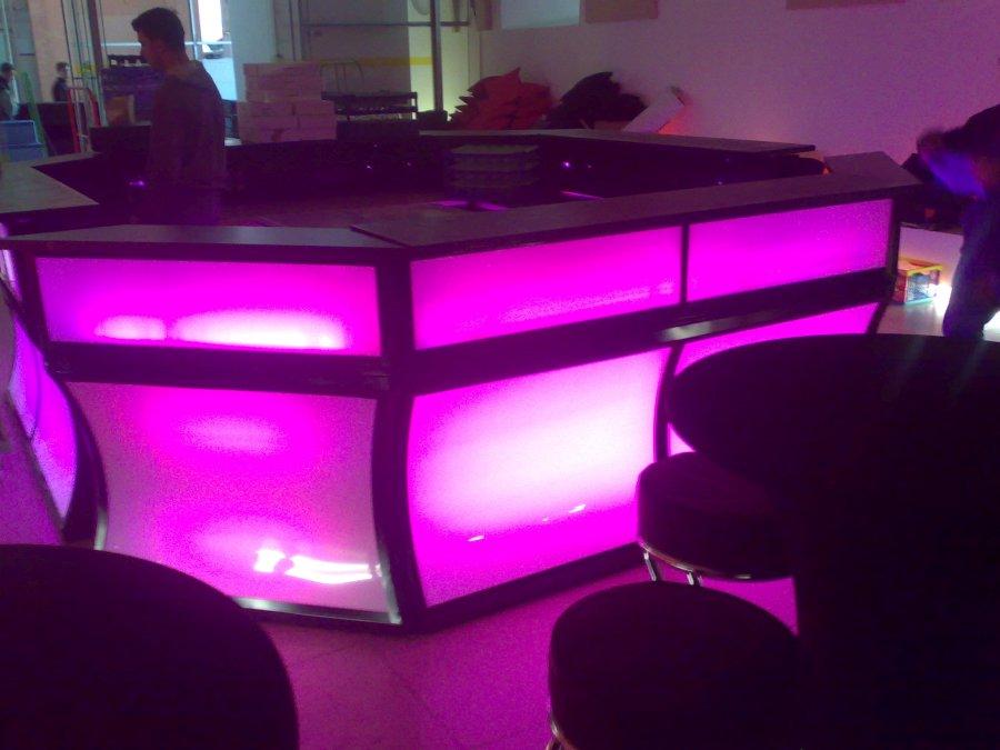 Bar mit LED-Beleuchtung und Plexifront, 2 lfm inkl. Gläserregal