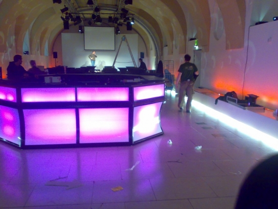 Bar mit LED-Beleuchtung und Plexifront, 2 lfm inkl. Gl�serregal