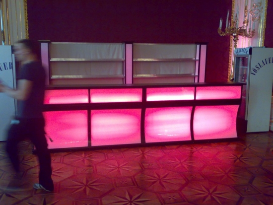 Bar mit LED-Beleuchtung und Plexifront, 2 lfm inkl. Gl�serregal