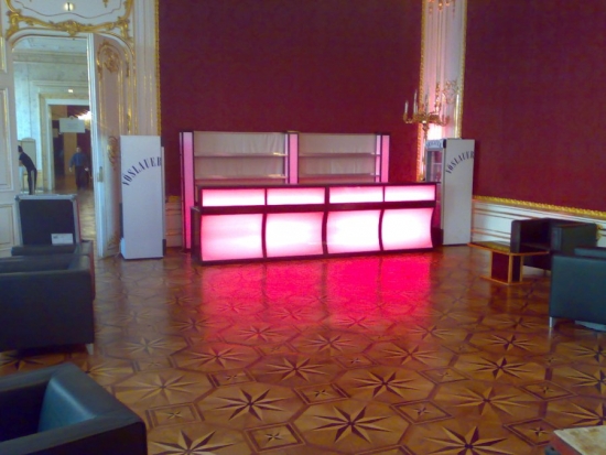 Bar mit LED-Beleuchtung und Plexifront, 2 lfm inkl. Gl�serregal
