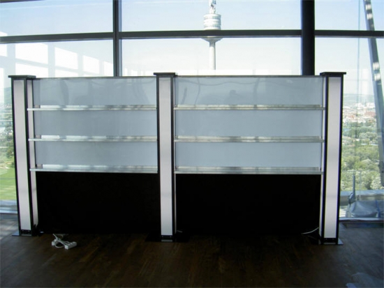Bar mit LED-Beleuchtung und Plexifront, 2 lfm inkl. Gl�serregal