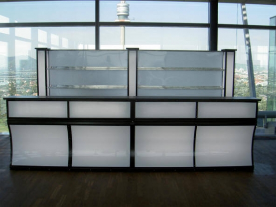 Bar mit LED-Beleuchtung und Plexifront, 2 lfm inkl. Gl�serregal