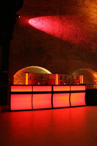 Bar mit LED-Beleuchtung und Plexifront, 2 lfm inkl. Gl�serregal