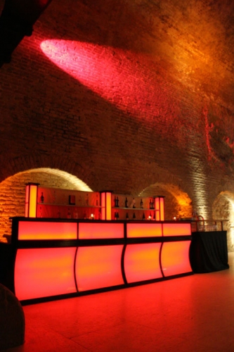 Bar mit LED-Beleuchtung und Plexifront, 2 lfm inkl. Gl�serregal