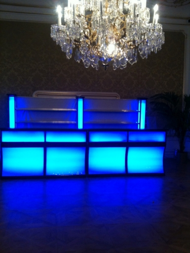 Bar mit LED-Beleuchtung und Plexifront, 2 lfm inkl. Gl�serregal