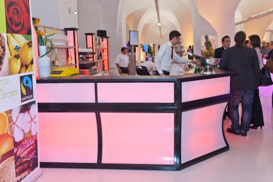 Bar mit LED-Beleuchtung und Plexifront, 2 lfm inkl. Gl�serregal