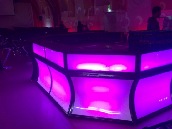 Eckbar mit LED-Beleuchtung und Plexifront, 1 lfm