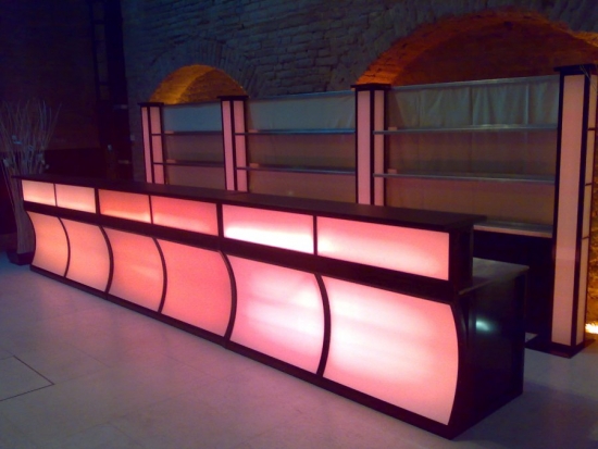 Bar mit LED-Beleuchtung und Plexifront, 2 lfm ohne Gl�serregal