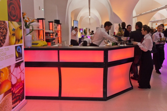 Bar mit LED-Beleuchtung und Plexifront, 2 lfm ohne Gl�serregal