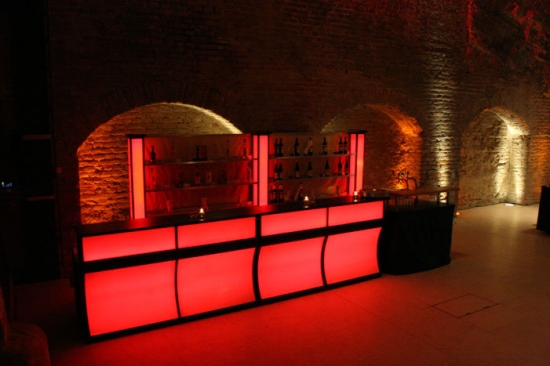 Bar mit LED-Beleuchtung und Plexifront, 2 lfm ohne Gl�serregal