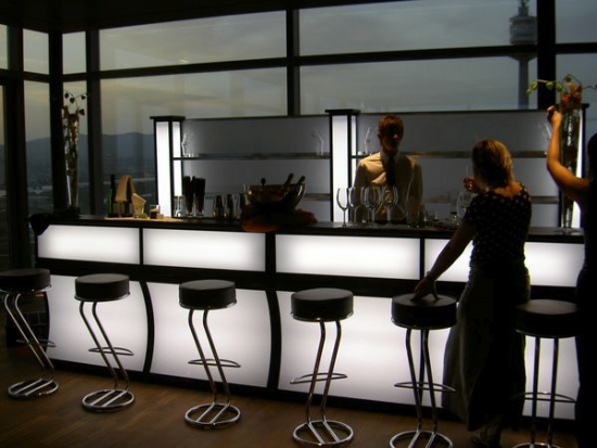 Bar mit LED-Beleuchtung und Plexifront, 2 lfm ohne Gl�serregal