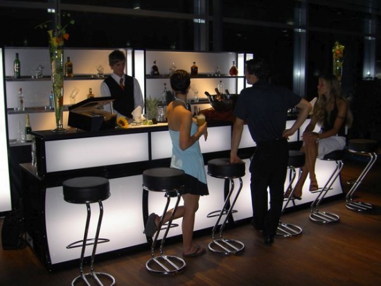 Bar mit LED-Beleuchtung und Plexifront, 2 lfm ohne Gl�serregal