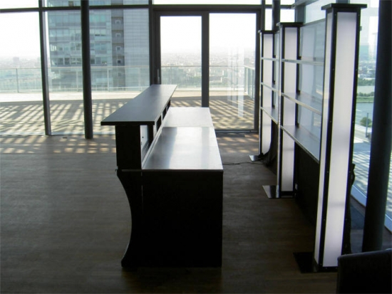 Bar mit LED-Beleuchtung und Plexifront, 2 lfm ohne Gl�serregal