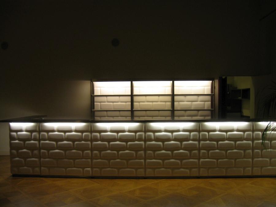 Nirobar, Element mit wei�er Lederfront im Ziegelmuster und LED-Beleuchtung, 100 cm
