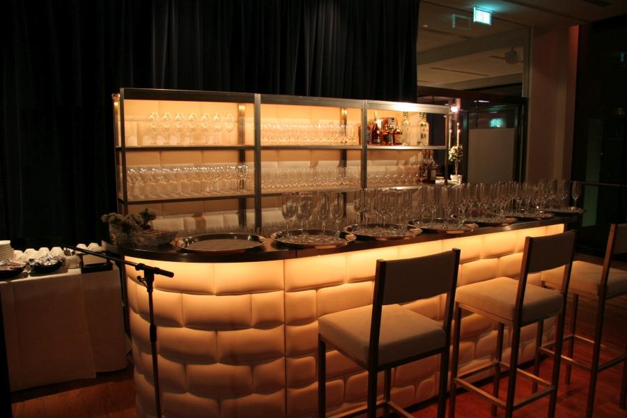 Nirobar, Element mit wei�er Lederfront im Ziegelmuster und LED-Beleuchtung, 100 cm