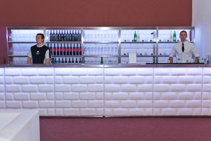 Nirobar, Element mit wei�er Lederfront im Ziegelmuster und LED-Beleuchtung, 100 cm