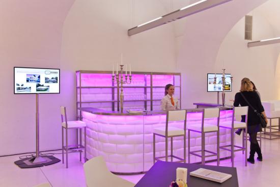 Nirobar, Element mit wei�er Lederfront im Ziegelmuster und LED-Beleuchtung, 100 cm