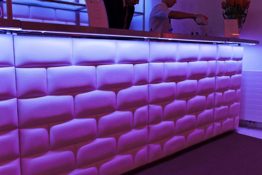 Nirobar, Element mit wei�er Lederfront im Ziegelmuster und LED-Beleuchtung, 100 cm