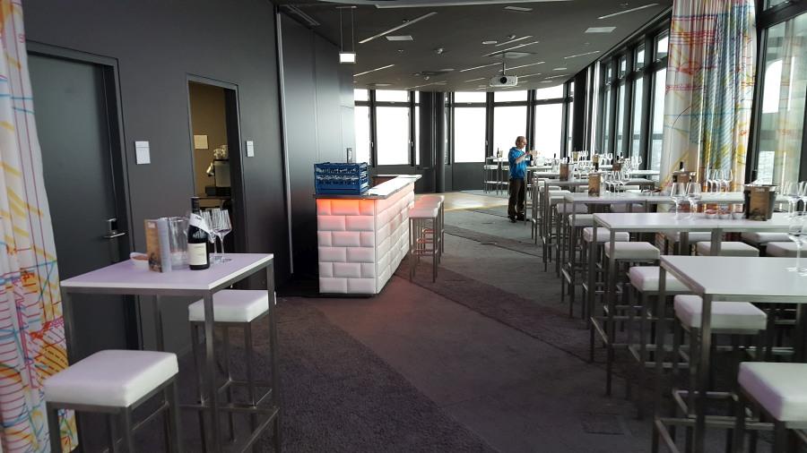 Nirobar, Element mit wei�er Lederfront im Ziegelmuster und LED-Beleuchtung, 100 cm