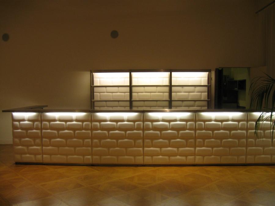 Nirobar, Element mit wei�er Lederfront im Ziegelmuster und LED-Beleuchtung, 100 cm