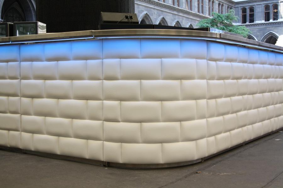 Nirobar, Element mit wei�er Lederfront im Ziegelmuster und LED-Beleuchtung, 100 cm