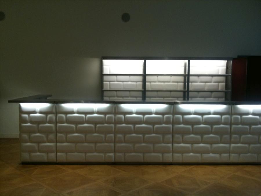 Nirobar, Element mit wei�er Lederfront im Ziegelmuster und LED-Beleuchtung, 100 cm