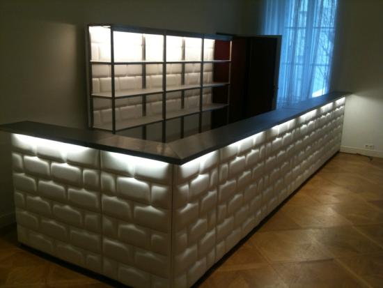 Nirobar, Element mit wei�er Lederfront im Ziegelmuster und LED-Beleuchtung, 100 cm