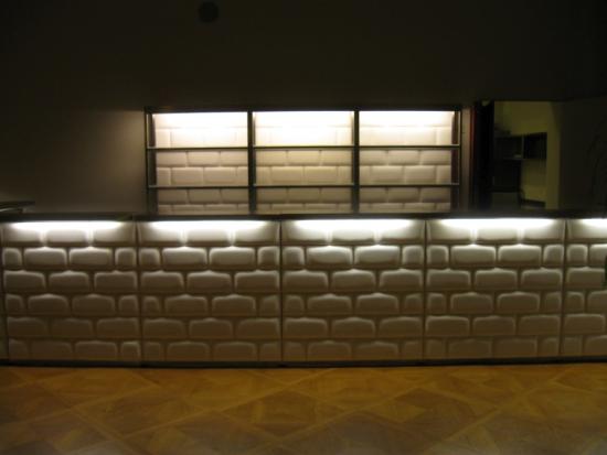 Nirobar, Element mit wei�er Lederfront im Ziegelmuster und LED-Beleuchtung, 100 cm