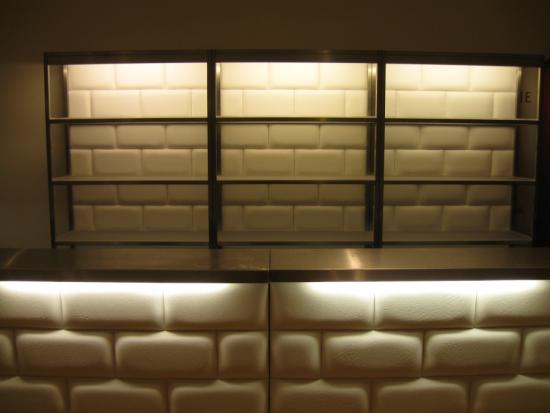 Nirobar, Element mit wei�er Lederfront im Ziegelmuster und LED-Beleuchtung, 100 cm