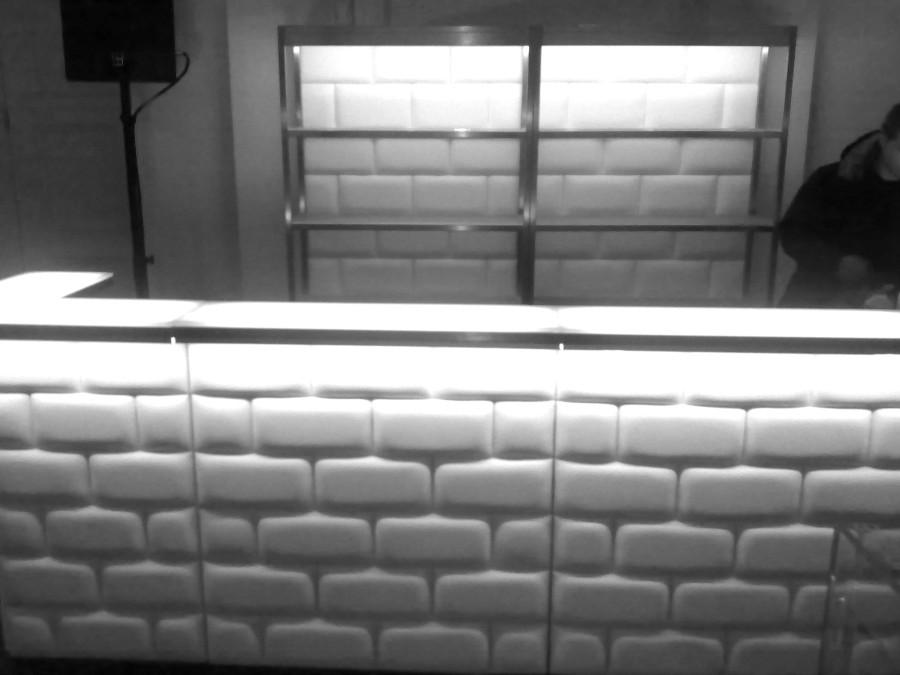 Nirobar - Element: Ecke / Abschluss - Front: Ziegelmuster - Farbe: wei� - Top: Plexiglas mit Beleuchtung