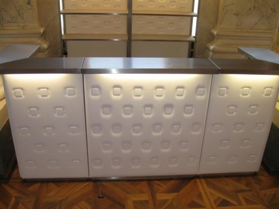 Nirobar - Element: Ecke / Abschluss - Front: Knopfmuster - Farbe: wei� - Top: Niro