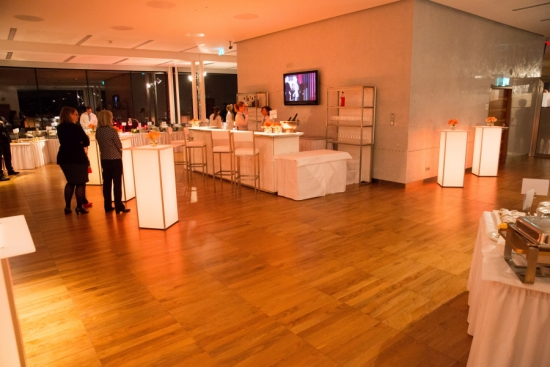 Nirobar - Element: Mitte - Front: Knopfmuster - Farbe: wei� - Top: Plexiglas mit Beleuchtung
