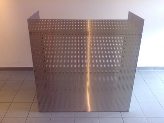 Empfangspult mit Nirolochblechfront