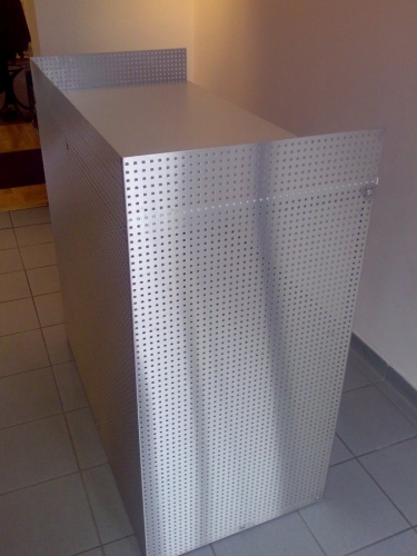Empfangspult mit Nirolochblechfront