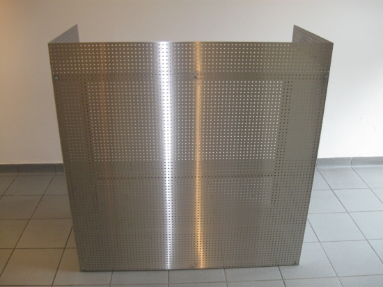 Empfangspult mit Nirolochblechfront
