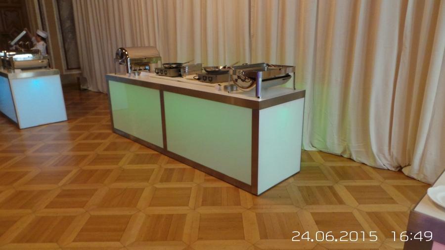 Nirobuffet mit LED beleuchteter Plexifront und wei�er Deckplatte, 150 cm
